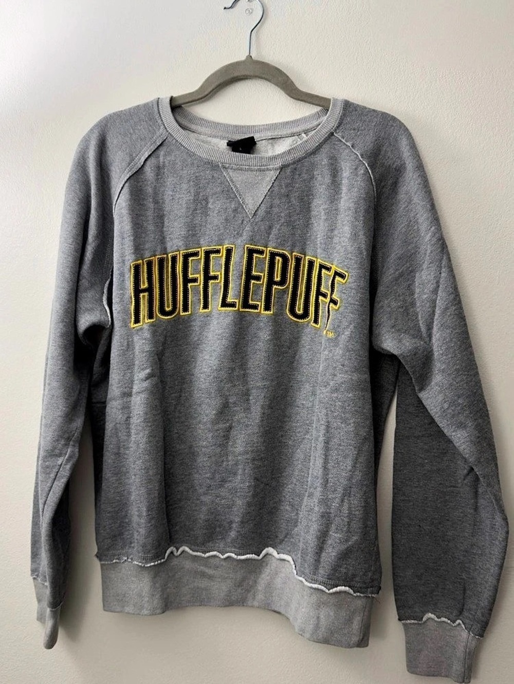 Universal Studios Harry Potter Hufflepuff Sweatshirt L Gray Fleece Patch